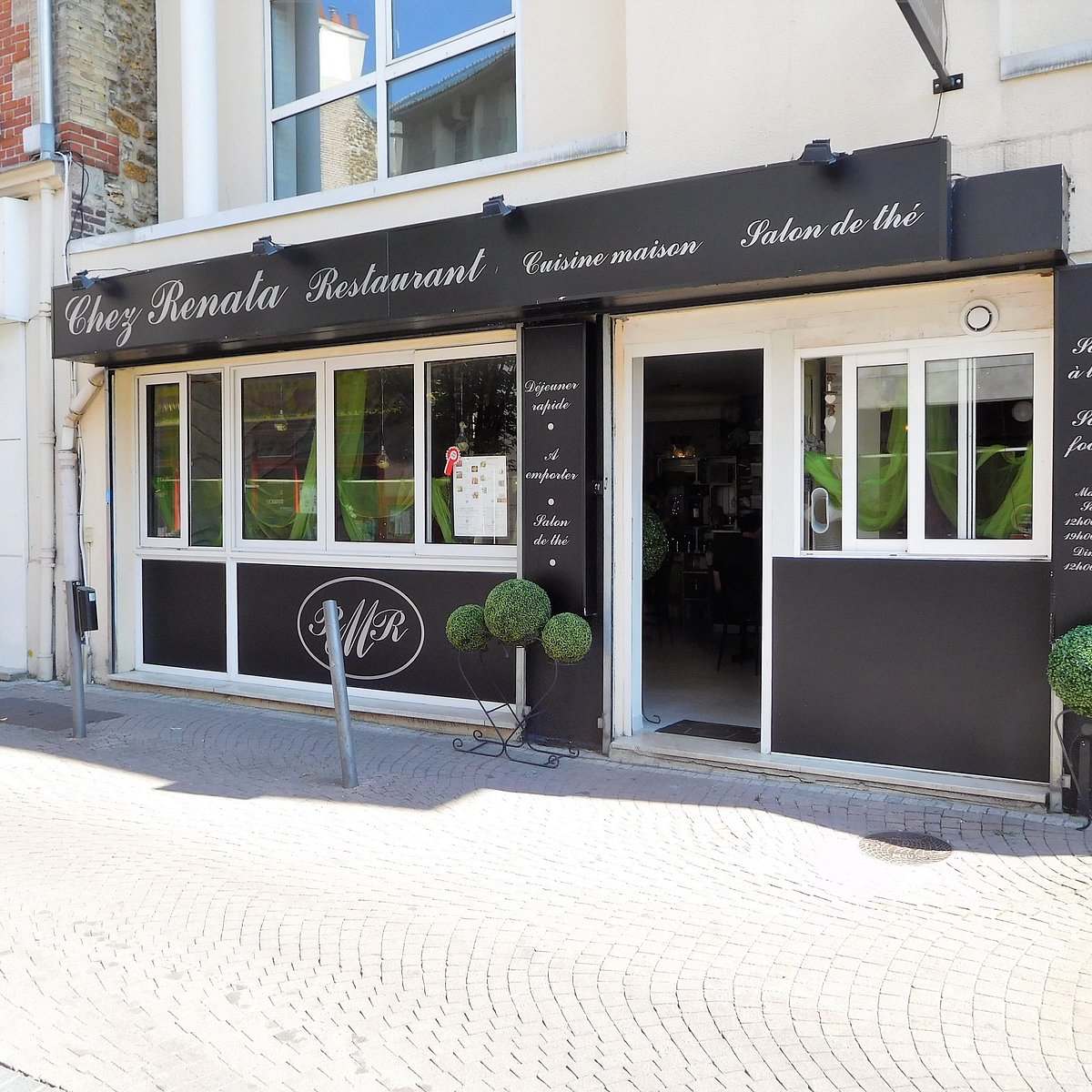 Devanture de Chez Renata avec son enseigne 'Restaurant · Cuisine maison · Salon de thé'